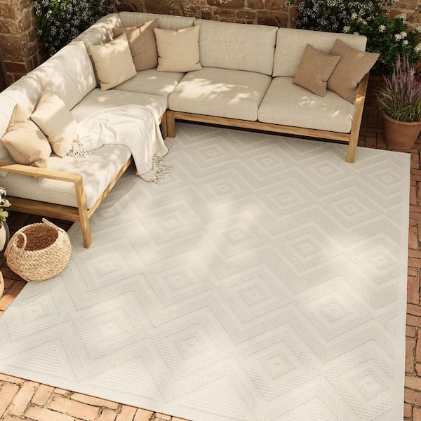 Versatile Ivory/White 4 ft. x 6 ft. Geometric Contemporary Indoor/Outdoor Area Rug