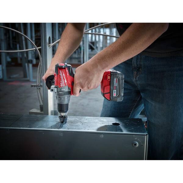 Milwaukee - M18 FUEL 18-Volt Lithium-Ion Brushless Cordless Combo Kit (6-Tool) with (2) 5.0 Ah Batteries, (1) Charger, (2) Tool Bags