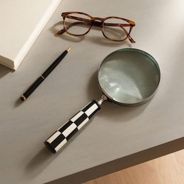 Liv & Skye Black/White 4 in. x 1 in. Metal Resin Handle Magnifying