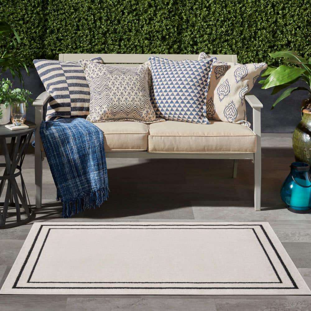 Essential Elegance Ivory/Black Synthetic 2' x 4' Outdoor Rug