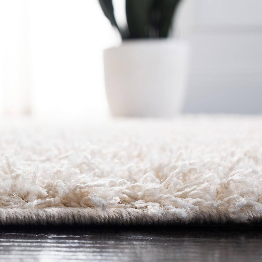 Ivory Elegance 47" Round Plush Synthetic Shag Rug