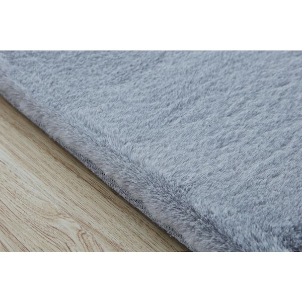 Chinchilla 5 x 7 Faux Fur Black Area Rug