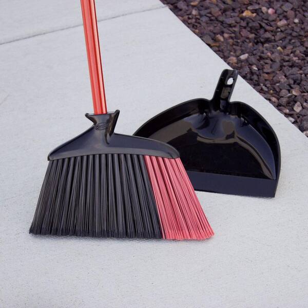 https://images.thdstatic.com/productImages/50f9d9fa-99d4-4d23-b7e3-deacd6ce5d22/svn/libman-broom-dust-pan-sets-905-31_600.jpg