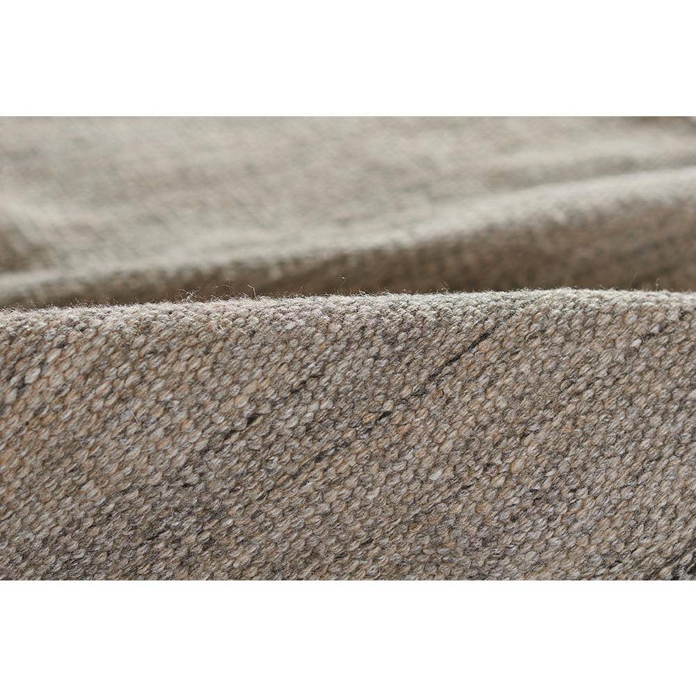 Gray Handwoven Synthetic Indoor/Outdoor Rug with Fringe, 5' x 8'