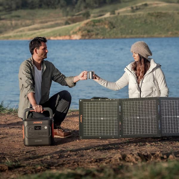 Jackery 2200W Rated/4400W Peak Push Button Start Solar Generator