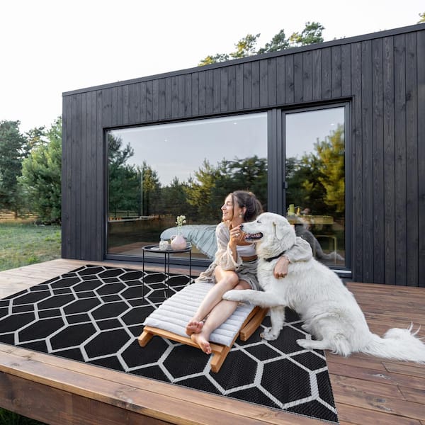 Miami Black White 4 ft. x 6 ft. Reversible Recycled Plastic Indoor/Outdoor-Floor Mat Area Rug