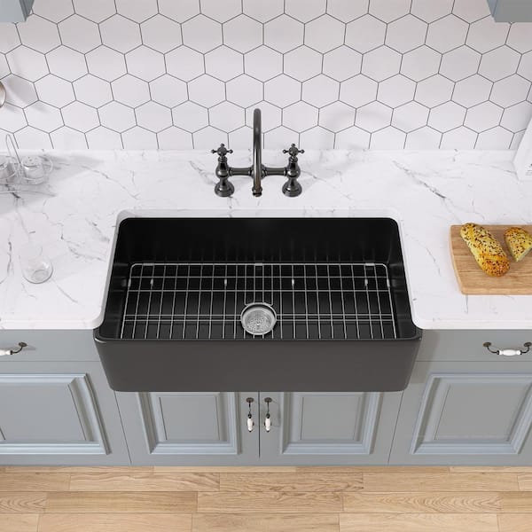 https://images.thdstatic.com/productImages/52987b71-e4a0-49e2-b27c-d4faa5c01bc2/svn/matte-black-zeafive-farmhouse-kitchen-sinks-zfc3318-b1-a0_600.jpg