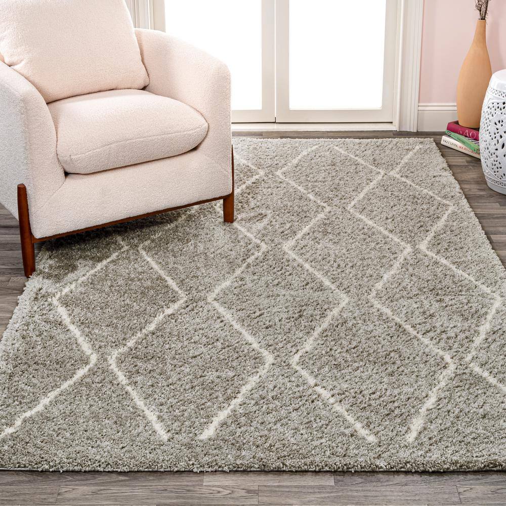 Catala Gray and Ivory Diamond Shag 5' x 8' Area Rug