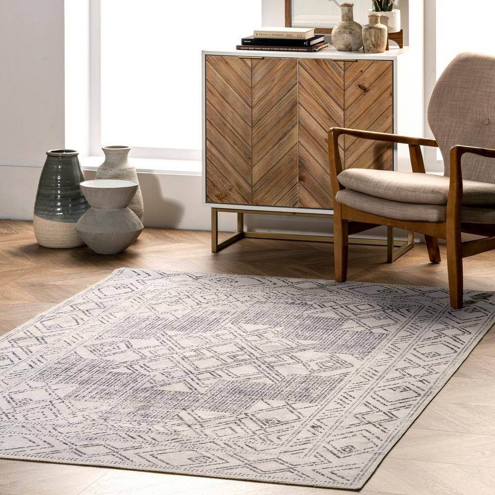 Gray and Ivory Synthetic Medallion 8' x 10' Washable Area Rug