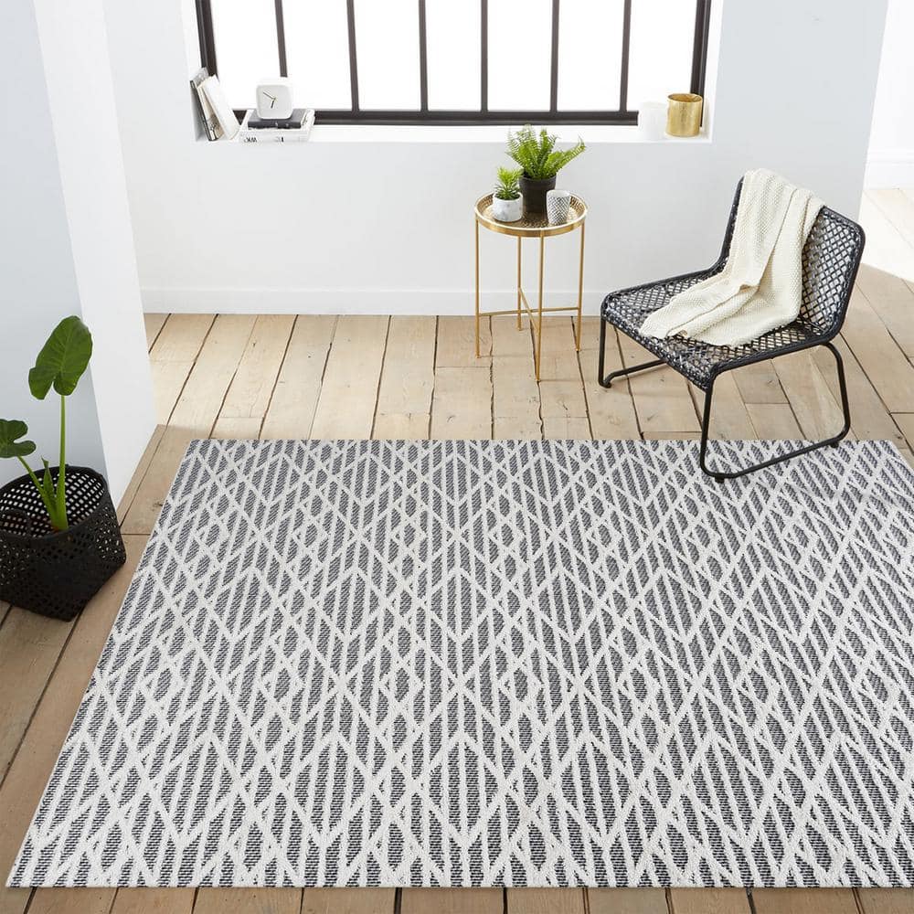 Ivory Diamond Easy-Care Synthetic 8' x 10' Indoor/Outdoor Rug