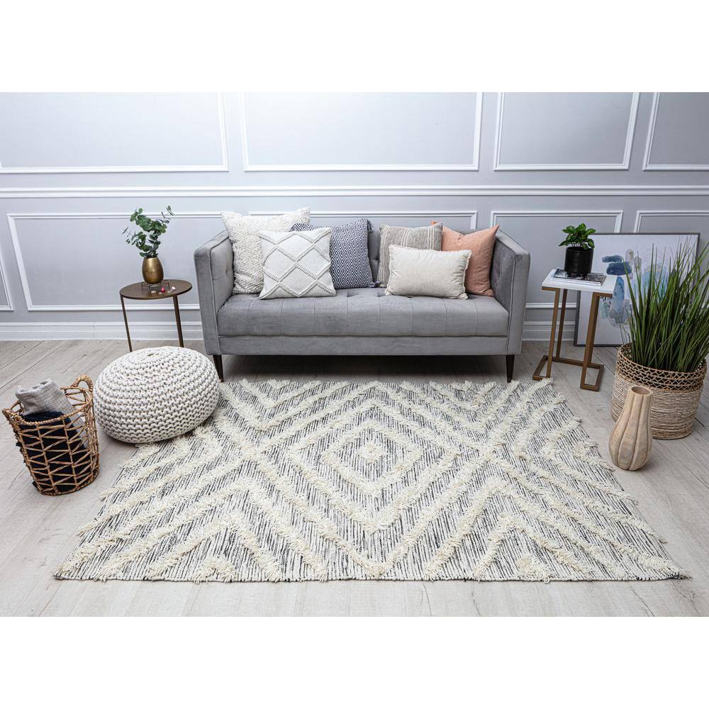 Gray Diamond Handwoven Wool 5' x 7' Area Rug