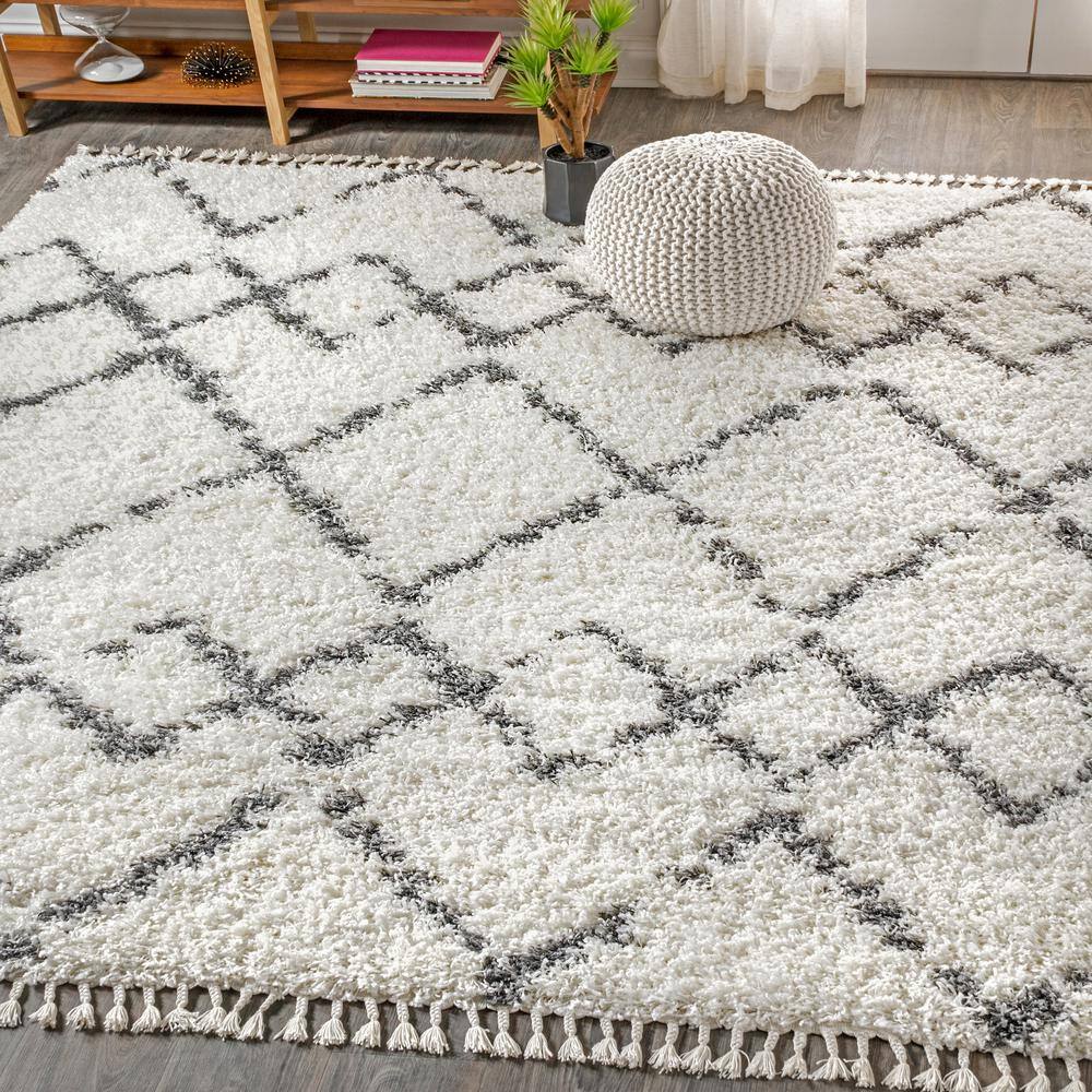 Luxurious Grey/Cream Diamond Shag Synthetic 5' x 8' Area Rug