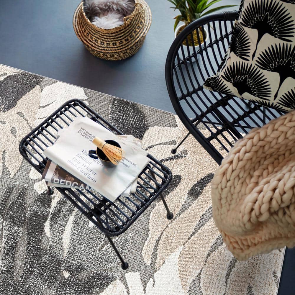 Gray Floral Synthetic 5' x 7' Easy Care Area Rug