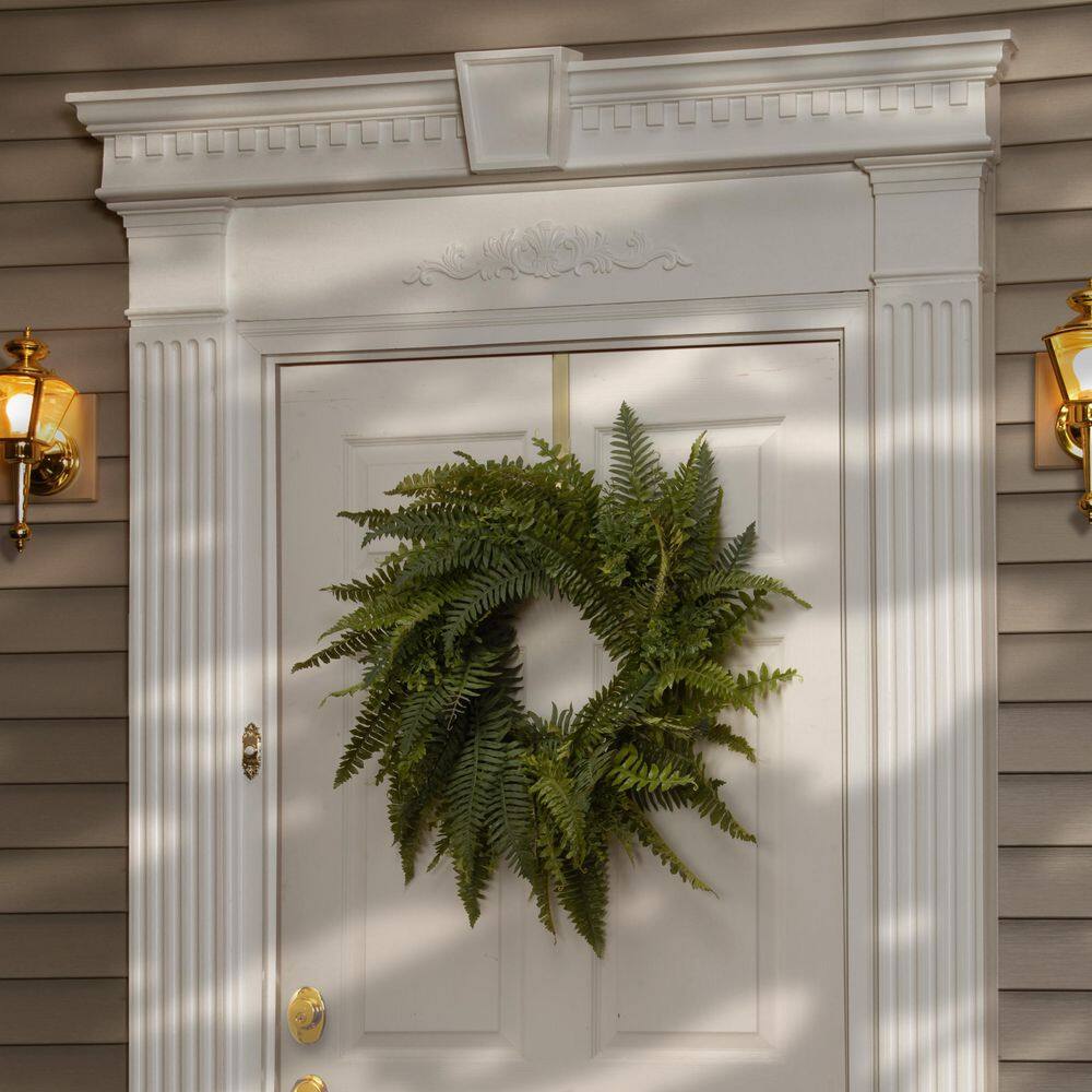 Lush Green 18" Fern Fronds Decorative Wreath