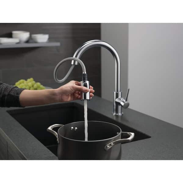 Trinsic Single-Handle Pull-Down Sprayer Kitchen Faucet with MagnaTite Docking in Arctic Stainless