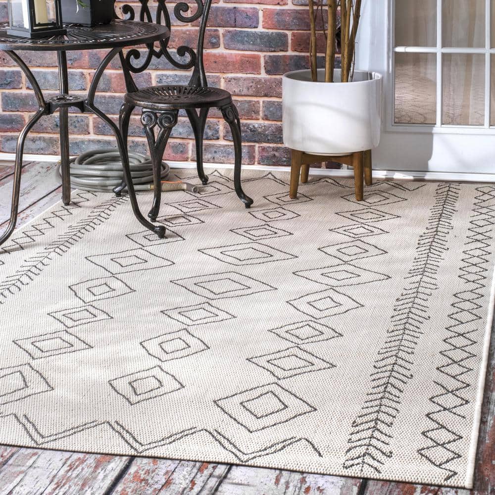 Ivory Geometric Easy-Care Outdoor 7.5' x 10.75' Area Rug