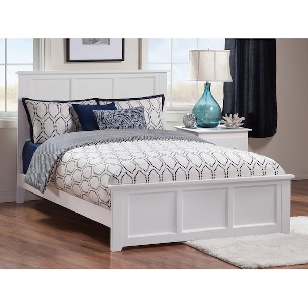 Madison Full Traditional Bed with Matching Foot Board in White