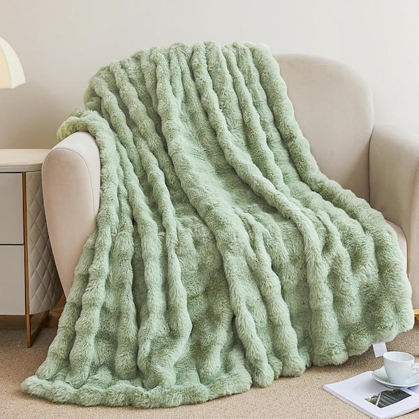 GHOUSE ILTB Green Faux Fur 50 in. x 60 in. Soft Cozy Fuzzy Throw Blanket for Couch