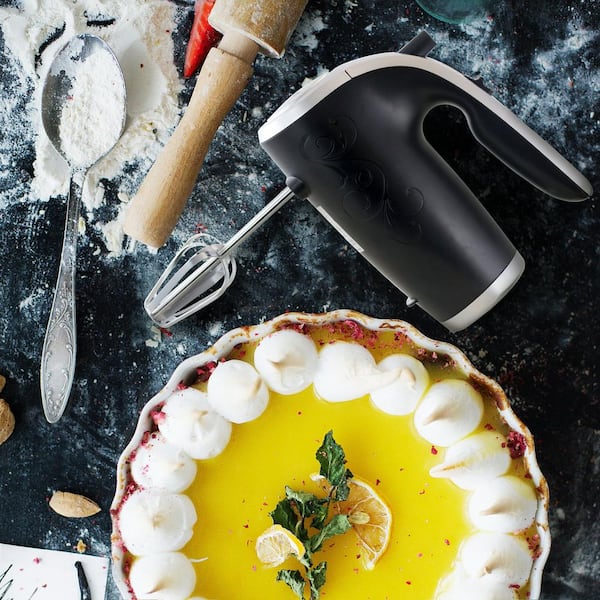 This Intuitive Hand Mixer Practically Does the Baking for You