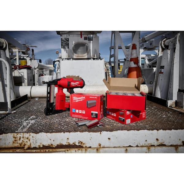 Milwaukee 2 in. 9-Gauge Galvanized Staples for M18 FUEL Utility
