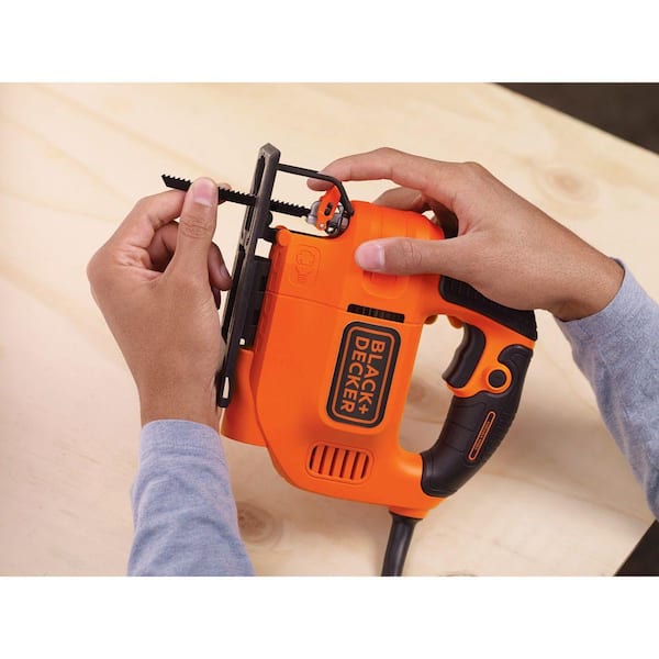 powertools - My first jig saw; is this blade fitted right? Black & Decker  BDEJS600C - Home Improvement Stack Exchange