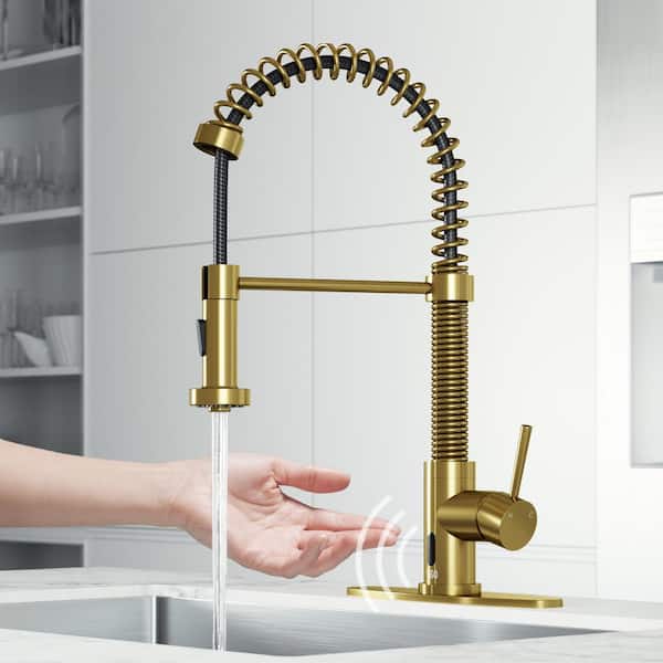 VIGO Edison Single Handle Pull-Down Sprayer Kitchen Faucet Set with Deck Plate and Touchless Sensor in Matte Brushed Gold