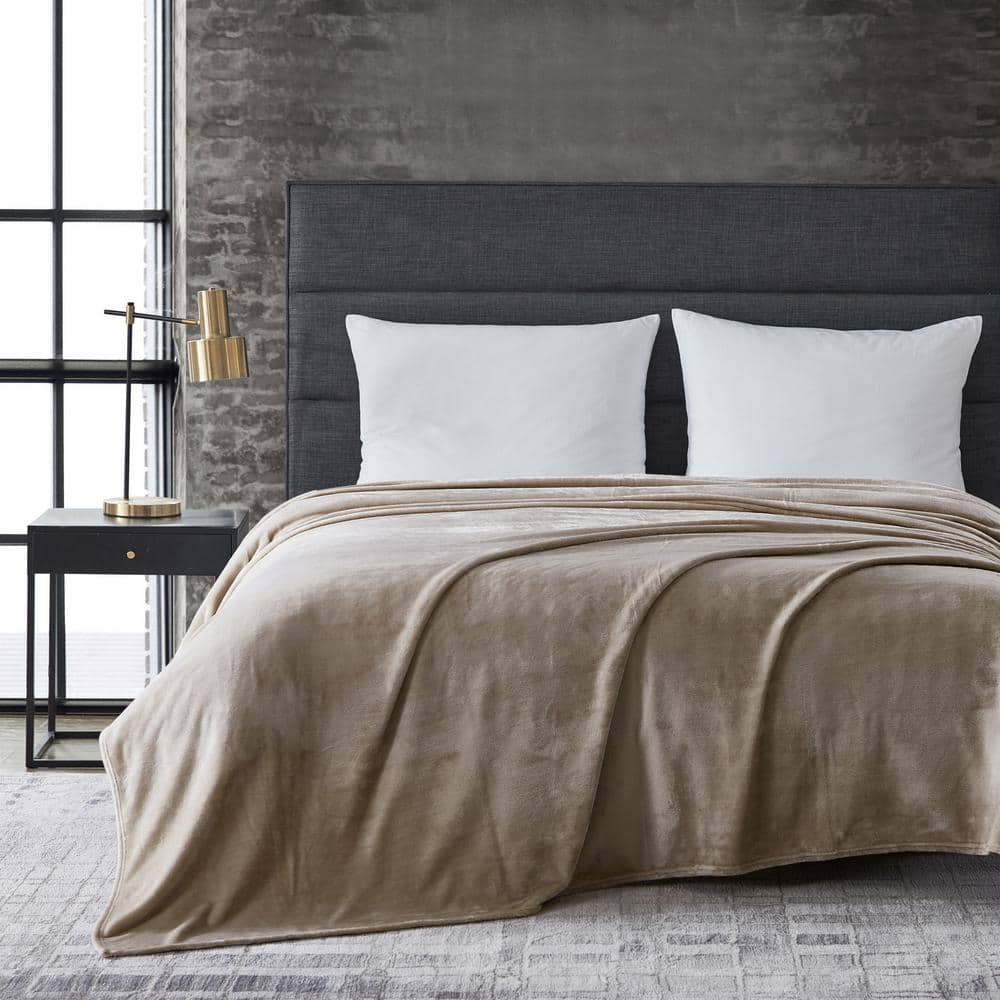 Cozy King-Sized Beige Fleece Blanket for Year-Round Comfort