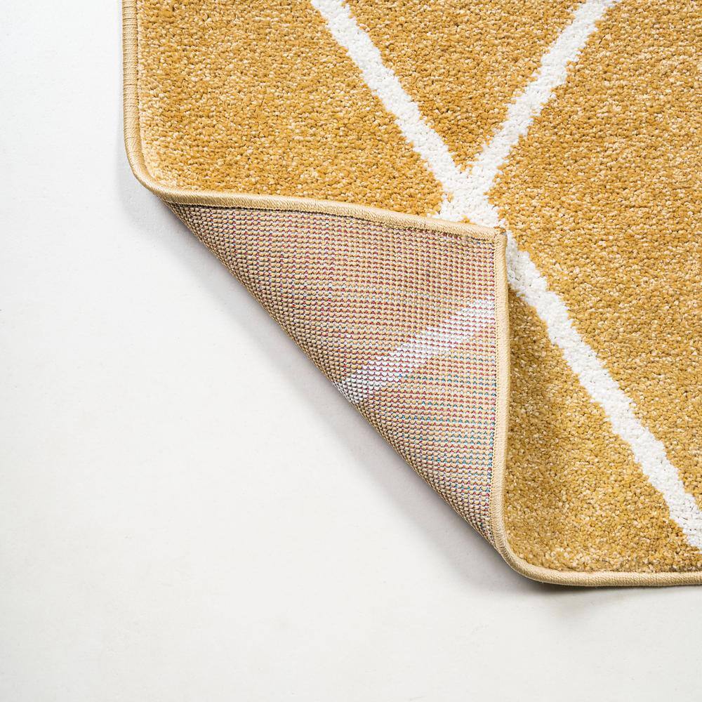 Gold/White Diamond Trellis 8' x 10' Synthetic Area Rug
