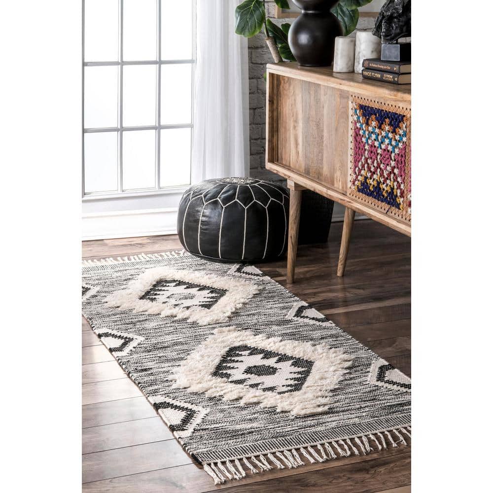Handmade Braided Tassel Black Wool Shag Area Rug, 2' x 3'