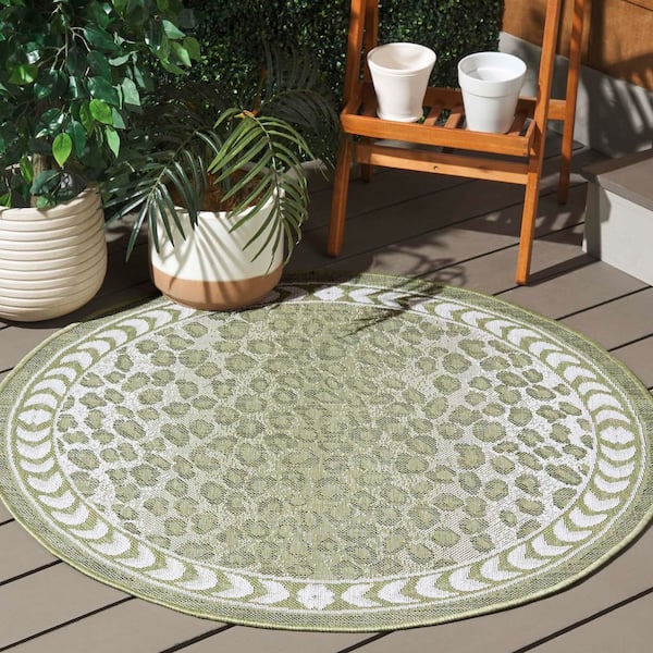 Courtyard Light Green/Ivory 4 ft. x 4 ft. Border Cheetah Indoor/Outdoor Round Area Rug