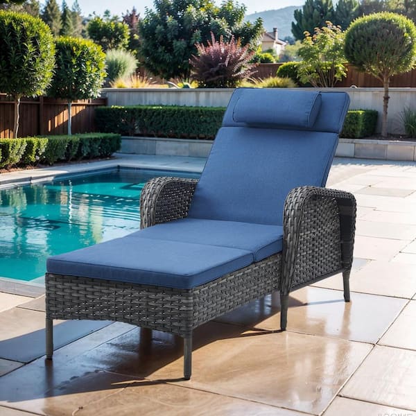Opohoro ArcoBay 1-Piece Gray Wicker Outdoor Chaise Lounge Rattan Chaise Lounge with Olefin Navy Blue Cushions