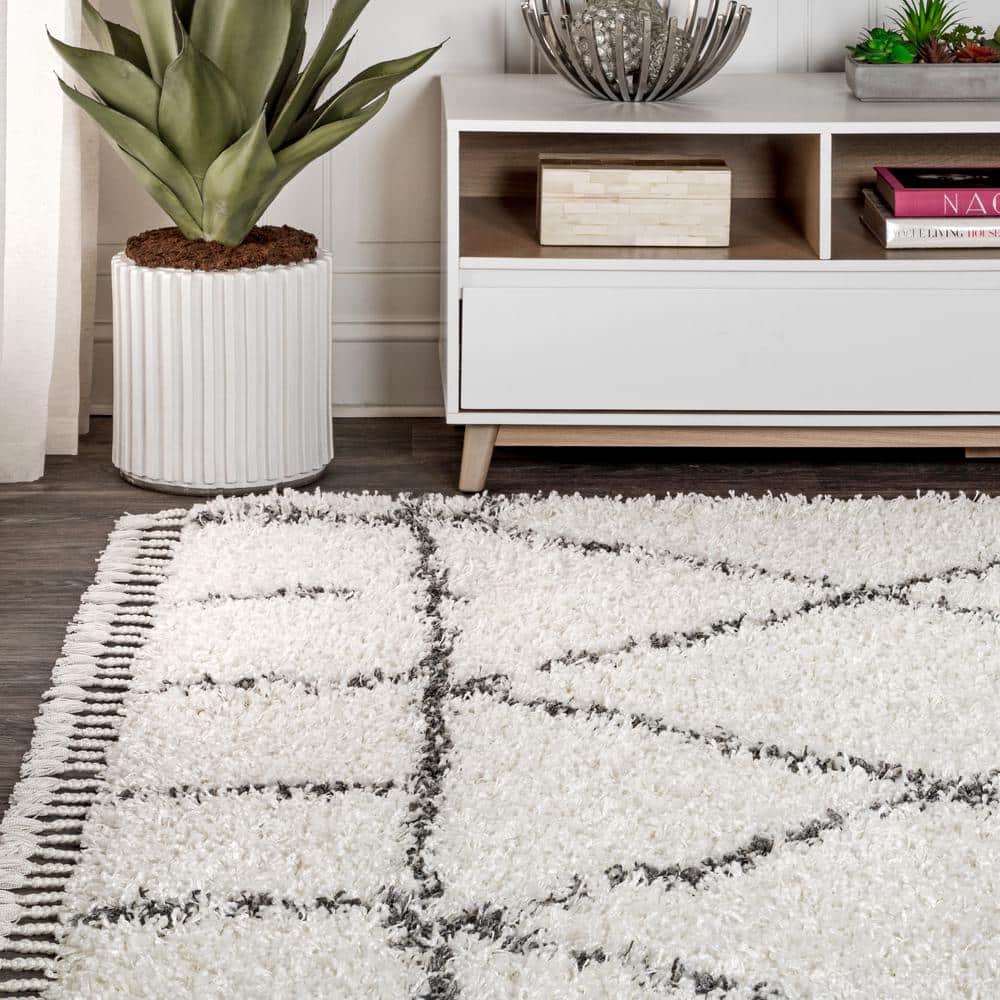 8' x 10' Grey and Ivory Trellis Shag Rug