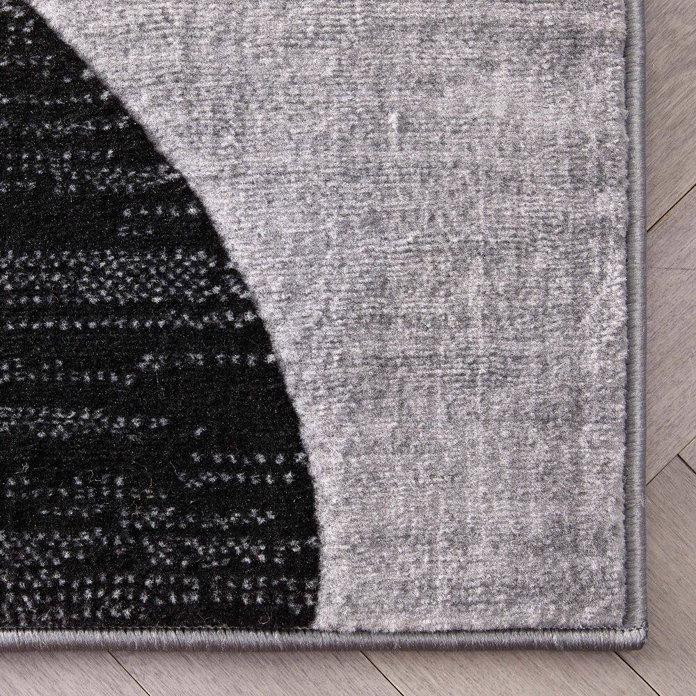 Gray Geometric 5' x 7' Stain-Resistant Area Rug