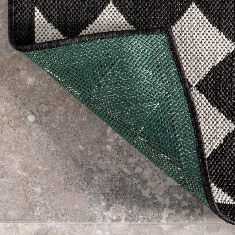 Black and White Checkered Synthetic Indoor Outdoor Rug, 4' x 6'