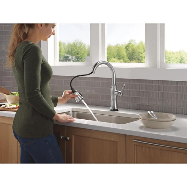 Delta Cassidy Touch/Touchless Arctic Stainless 16 in. H Pull Down