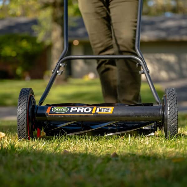 Scotts 18 in. Manual 7-Blade Push Walk Behind Reel Lawn Mower 716