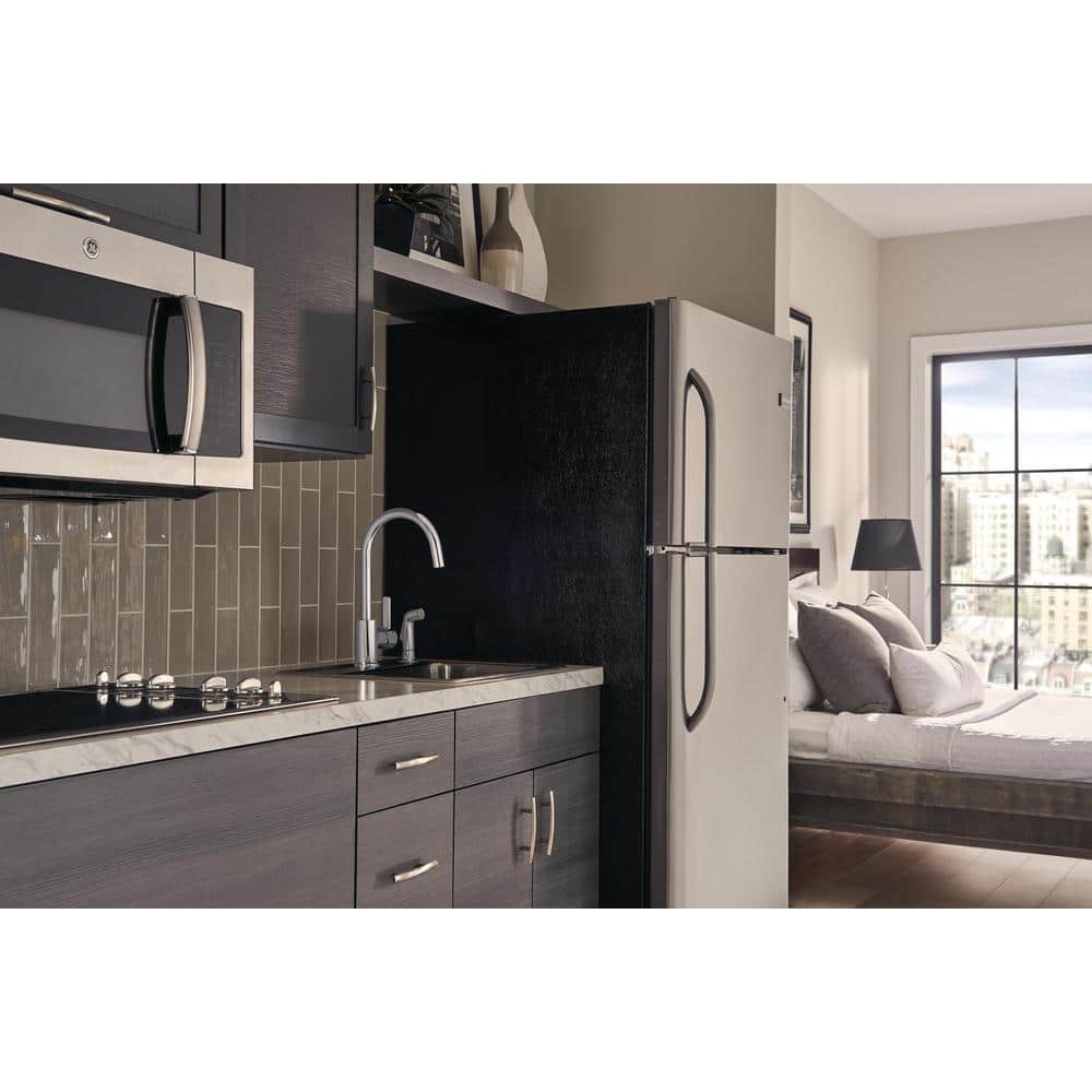 Chrome Single Handle Kitchen Faucet with Pull-out Spray