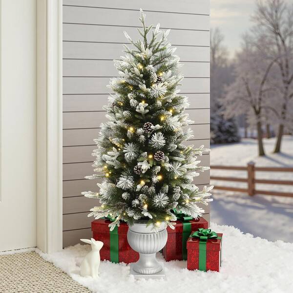 LuxenHome 4.5 ft. PreLit Green Artificial Christmas Tree with