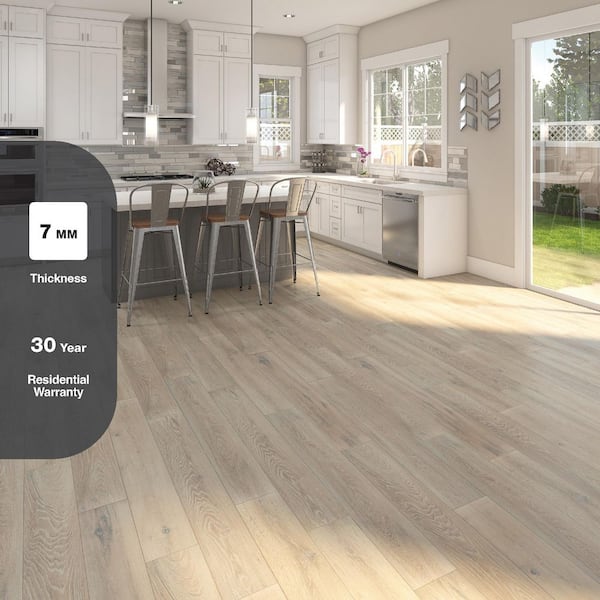 Camden Lake Oak 7 mm T x 8 in. W Laminate Wood Flooring (23.9 sqft/case)