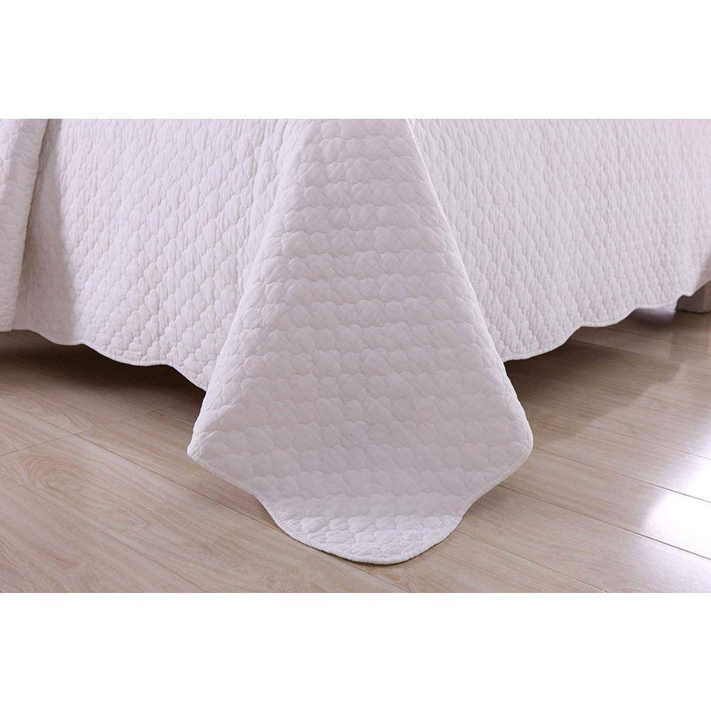 White Cotton Queen Size Scallop Quilted Bedspread Set