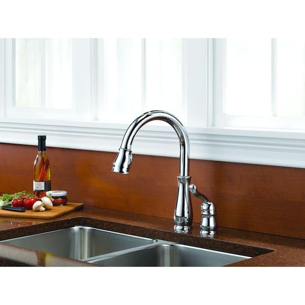 Leland Single-Handle Pull-Down Sprayer Kitchen Faucet with MagnaTite Docking in Chrome