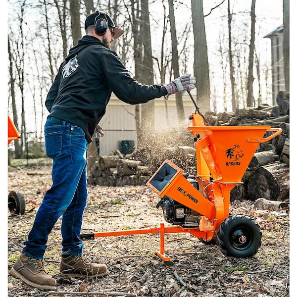 Solid small commercial grinder/shredder for composting and mulch