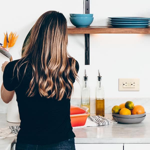 20-Amp 125-Volt GFCI Duplex Tamper Resistant Outlet, GFI Receptacle with Indicator Light and Wall Plate, Ivory (10-Pack)