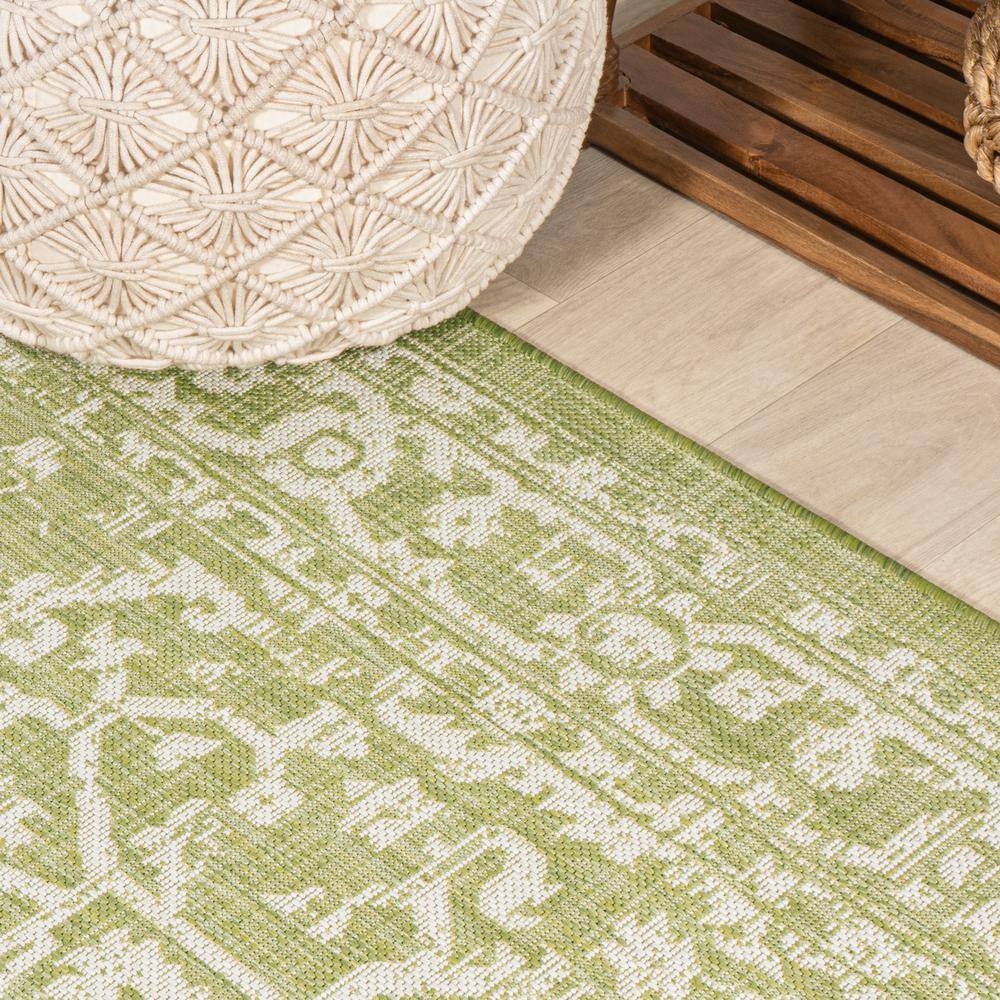 Green and Cream Synthetic Medallion Flat Woven Area Rug
