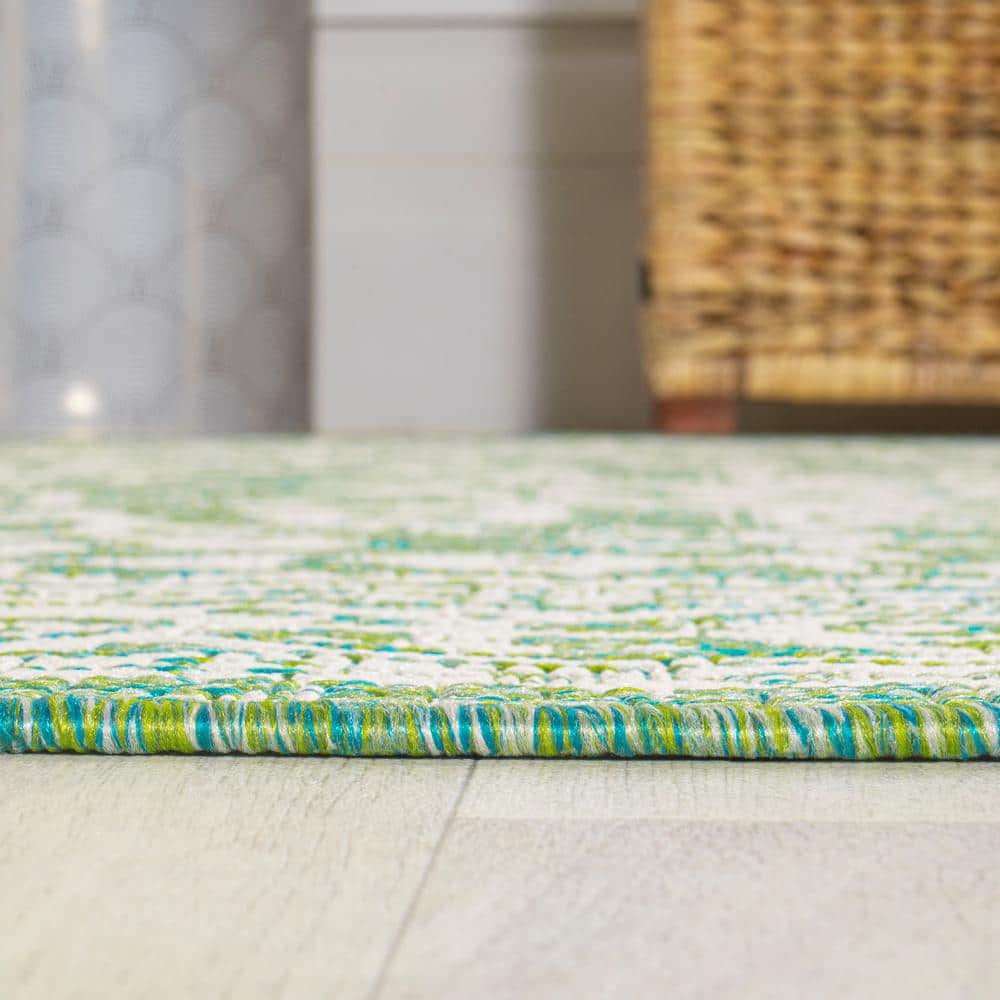 Sinjuri Cream/Green Medallion 4'x6' Synthetic Indoor/Outdoor Rug
