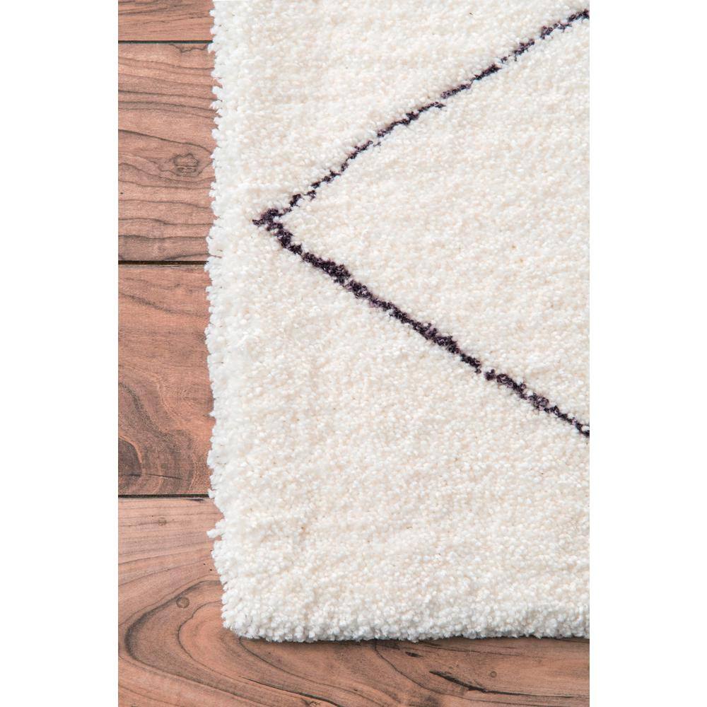 Handmade Black Geometric 4' x 6' Tufted Shag Rug