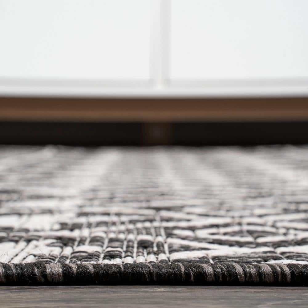 Handmade Rectangular Black/Ivory Diamond Synthetic Area Rug