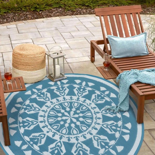Morandi Blue and White 5 ft. Round Outdoor Reversible with Carrying Bag Area Rug