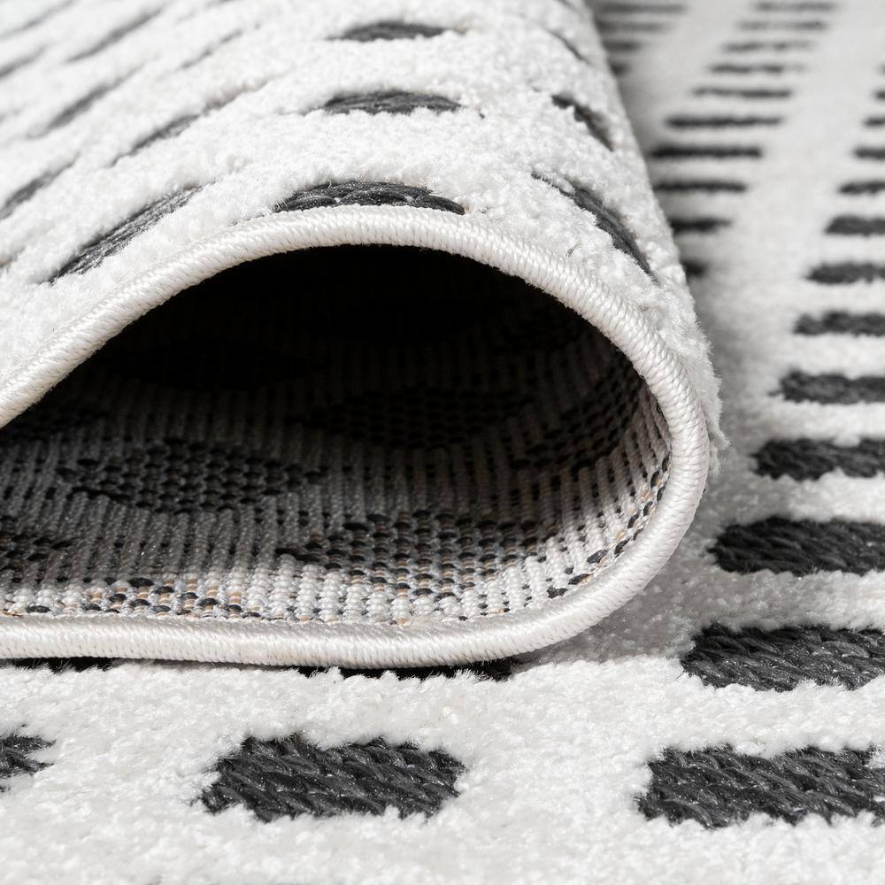 4' x 6' Black Synthetic Reversible Trellis Rug