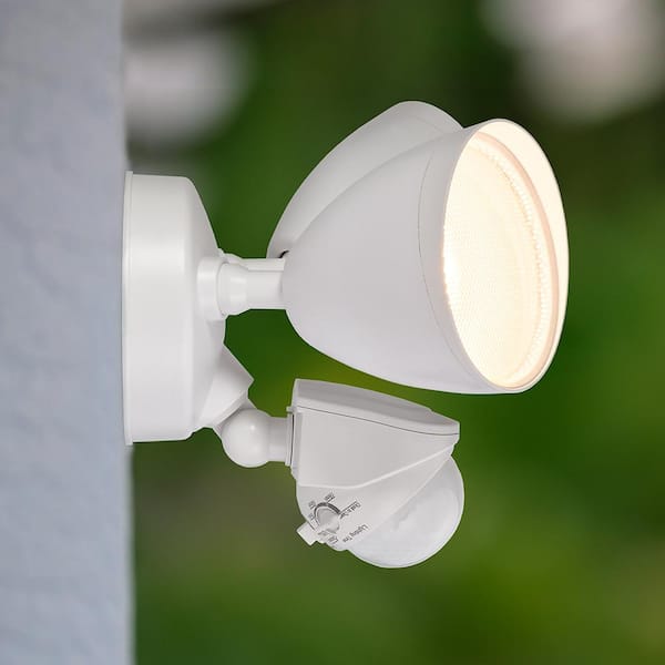 Maxxima 24W-2000 Lumens, White Motion and Dusk to Dawn Sensor